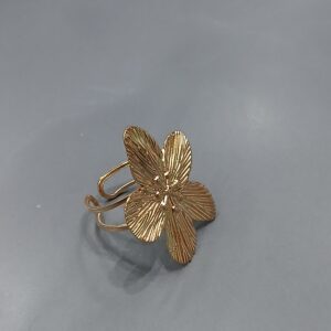 Elegant-Gold-Flower-Ring